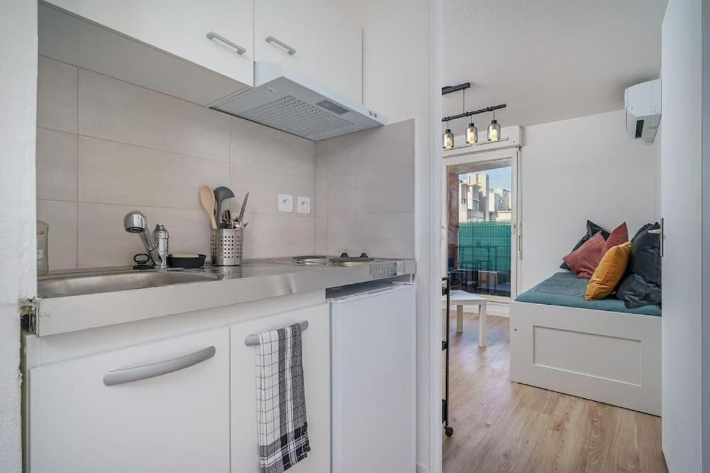 Apartment Climatise Avec Terrasse Equipe A 5min De La Gare St Charles Marseilles